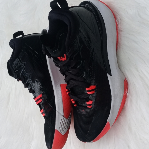 JORDAN ZION 1 BLOODLINE SNEAKERS Men size 6, Woman size 7.5 Dated 3/30/… - Picture 4 of 14